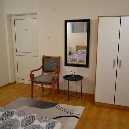 Center, Basement Fl, 7 Beds, 10min From Serdica *